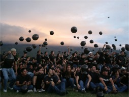 Performance colectivo "Aire", Jorge Restrepo, foto de Jorge Espinosa, Zamorano, Honduras, 2009