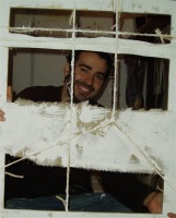 Marc Montijano delante de su obra Crucifixi&oacute;n 18