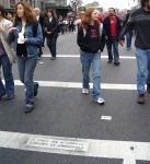 Marcha conmemoraci&oacute;n del 11 de septiembre 2006, '+ dificil que ir contra la corriente es atravesarla'