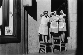 Enrique S&aacute;enz De San Pedro. Sin Titulo (mujeres viendo el entierro de Franco), 45x37 cm., b/n, papel varitado. 1975