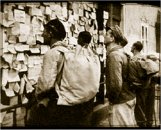 Gente buscando notas de familiares en una estaci&oacute;n de tren. Alemania, 1945