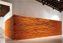 Jorge M&eacute;ndez, ‘Das Kapital’, 2009, libro y ladrillos