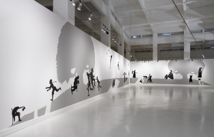 Detalle de la instalaci&oacute;n de Kara Walker, en la exposici&oacute;n del CAC M&aacute;laga (2008)
