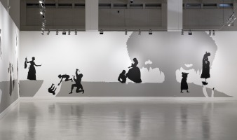 Detalle de la instalaci&oacute;n de Kara Walker, en la exposici&oacute;n del CAC M&aacute;laga (2008)