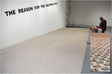 Chris Burden "The reason for the neutrin bomb" 1979. 50,000 monedas con cerillas en MOCA "Under the Big Black Sun" 