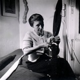 Louise Bourgeois realizando ‘The Winged Figure’ (1948), &copy;Copyright Louise Bourgeois, 2004