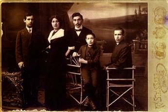 Retrato de familia en Dvinsk. Albert y Sonia Rothkowitz, Marcus y Moise Rothkowitz, c. 1912, cortes&iacute;a de Kenneth Rabin