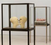 Louise Bourgeois, 'Juntos' (2005), en primer t&eacute;rmino, y 'Siete en la cama' (2001)