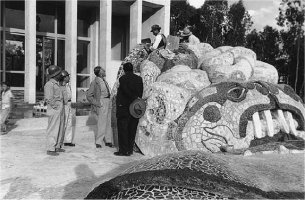 Diego Rivera supervisando la fuente en 1951. Fotograf&ccedil;ia de Juan G&uacute;zman
