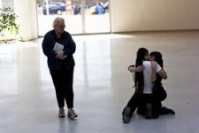 Tino Seghal con su obra de coreograf&iacute;a continua actuada por dos bailarines en el medio del espacio del Museo Guggenheim de Manhattan