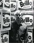 Andy Warhol con sus cajas de jab&oacute;n