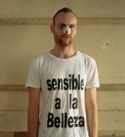 F&eacute;lix Fern&aacute;ndez, Sensible a la belleza, fotograf&iacute;a sobre aluminio, 2003