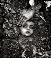 Entierro de un ni&ntilde;o no identificado, Bhopal, 1984 