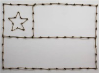 Arturo Ducl&oacute;s y la obra presentada en 1995 en el Museo Nacional de Bellas Artes de Chile: una bandera de huesos realizada con 70 f&eacute;mures humanos