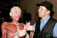 Gunther Von Hagens con una de sus obras
