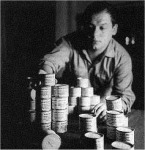 Piero Manzoni con su obra