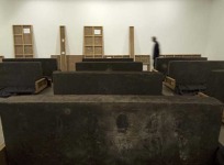 Santiago Sierra, 21 m&oacute;dulos antropom&eacute;tricos de materia fecal humana construidos por la gente de Sulabh International, India