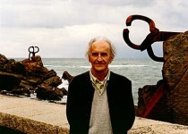 El artista Eduardo Chillida ante su obra: El peine del viento