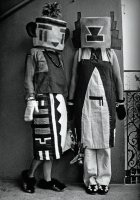 Fot&oacute;grafo desconocido, Sophie y Erika Taeuber con trajes dad&aacute; de inspiraci&oacute;n hopo, 1922. Fotograf&iacute;a (no vintage), 18 x 12 cm. Collection Fondation Arp, Clamart. &copy; Fondation Arp, Clamart.