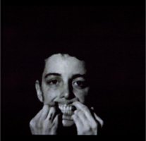 &iexcl;Pa&iacute;s m&iacute;o, tan joven, no sabes dirigir! Extracto n&ordm; 5de La isla en peso (2001), video instalaci&oacute;n compuesta por ocho videos. &copy; Tania Bruguera. Colecci&oacute;n Centre Georges Pompidou, Paris (Francia) 