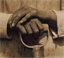 Tina Modotti "Manos descansan sobre una pala"