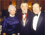 Cindy y Jay Pritzker en la ceremonia de 1990. En el centro el arquitecto Aldo Rossi.