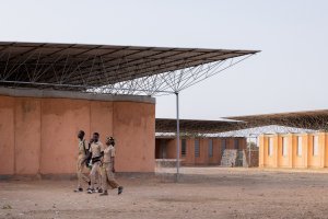 Escuela Secundaria en Gando, Burkina Fasso de Francis Ker&eacute;