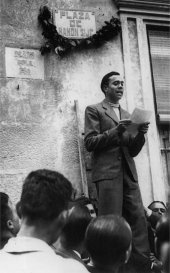 Miguel Hern&aacute;ndez evocando a Ram&oacute;n Sij&eacute; durante la inauguraci&oacute;n de la plaza que llevaba su nombre en Orihuela. Abril de 1936