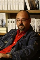 El escritor Carlos Ruiz Zaf&oacute;n