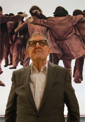 El artista Juan Genov&eacute;s posando con u obra m&aacute;s conocida: "El abrazo"