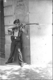 Entre las copias originales sobre papel halladas recientemente figura esta conocida fotograf&iacute;a de los combates en las calles de Barcelona en julio de 1936. Es un guardia de asalto en la calle de la Diputaci&oacute; de Barcelona