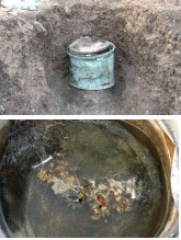 Recipiente en forma de cilindro, de cobre oxidado, que conten&iacute;a en su interior otro similar, m&aacute;s peque&ntilde;o, de unos 50 cent&iacute;metros de alto, hecho de oro donde ha sido hallada la corona