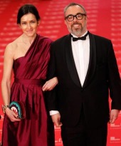 Alex de la Iglesia con Gonz&aacute;lez-Sinde a su llegada a los Premios Goya 2011