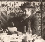 fotograf&iacute;a de Santiago Rusi&ntilde;ol en un caf&eacute;.