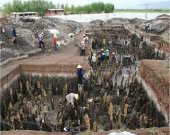 Excavaci&oacute;n de la provincia de Yunnan donde pueden verse los postes de madera