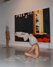 El artista Marc Montijano en plena acci&oacute;n Metamorfosis II (Los tres estados) en el CAC M&aacute;laga