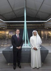 Santiago Calatrava con Mohamed al Abbar, presidente de Emaar Properties, junto al dise&ntilde;o de la Torre Dubai Creek