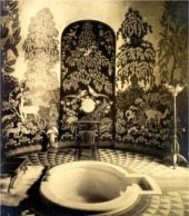 Vista del ba&ntilde;o con algunas de las piezas que se subastar&acute;, en Christie's