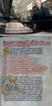 El de&aacute;n de la Catedral de Santiago, Jos&eacute; Mar&iacute;a D&iacute;az, mostrando el facsimil del C&oacute;dice Calixtino