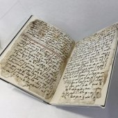 Imagen falicitada por la Universidad de Birmingham, que muestra los manuscritos del Cor&aacute;n hallados en sus archivos