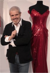 El dise&ntilde;ador y modista madrile&ntilde;o Lorenzo Caprile ante una de sus creaciones