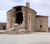 Vista del &aacute;bside derrumbado de la iglesia de Nuestra Se&ntilde;ora del Castillo, del peque&ntilde;o pueblo Muriel de Zapardiel.