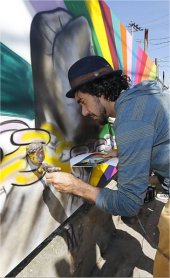 Eduardo Kobra en pleno proceso de una de las intervenciones en Campo Limpo