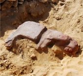 Escultura sedente hallada cerca de la pir&aacute;mide de Micerinos