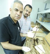 Eissa Zidane y Mohammed Atwa con la caja en el depósito del museo. Credit: Luxor Museum