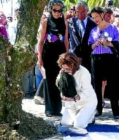 Pilar del R&iacute;o depositando las cenizas de Jos&eacute; Saramago