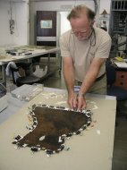 El fragmento en plena restauraci&oacute;n. Gentileza del Museo de Israel, Jerusal&eacute;n