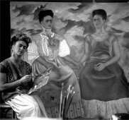Frida con uno de sus lienzos m&aacute;s famosos: 'Las dos Fridas'.