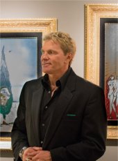 El pol&eacute;mico empresario Dmitry Piterman con algunas de sus obras de Dal&iacute;