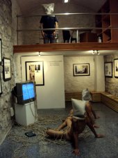 Instante de la performance "La patrona de la ciudad de los muertos" de Marc Montijano en la Galer&iacute;a 41m2